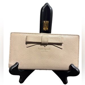 kate spade North Court Bow Stacy leather bifold wallet. EUC!!